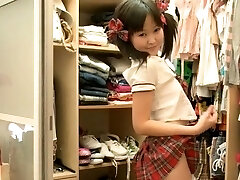 Lascivious idol is flashing her juice snatch