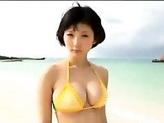 Asian Teen In Spiaggia