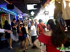 tio cachonda muestra cómo recoger un verdadero tailandés de pollo mee en algunos pubs