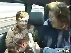 बीबीडब्ल्यू जापानी दादी एक यात्रा बस पर 