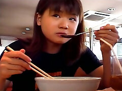 胖乎乎的亚洲的青少年迈Mariya使得一个完美的腿吐后一个午餐