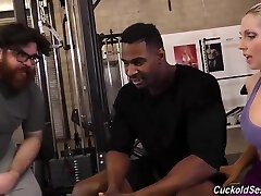 Lovely blondie babe, Christie Stevens is getting her black trainer’s massive meatpipe, while in the gym Lovely blondie babe, Christie Stevens is getting her black trainer’s massive meatpipe, while in the gym