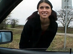 Anhalterin zeigt ihre Titten und Snatch und pinkelt Anhalterin zeigt ihre Titten und Snatch und pinkelt