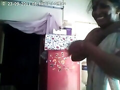 सुडौल भारतीय नौकरानी के साथ एक लूट का एक बड़ा प्रशंसक है, स्थिति