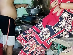 Indian bengali kitchen pe khana bana raha tha davor or vabi ko lagha  fuck-a-thon ki vuk davor ne mast choda vabi ko kitchen me