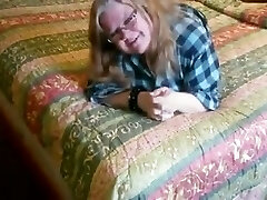 एक बहुत ही शरारती दादी कि काला मुर्गा प्यार करता है और वह एक समर्थक की तरह चल रही है