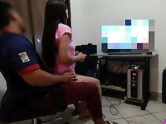 मेरे सबसे अच्छे दोस्त ने मुझे अपने पैरों पर बैठने के लिए कहा और मुझे लगता है कि हार्ड मुर्गा मेरे गधे को कैसे रगड़ता है मेरे सबसे अच्छे दोस्त ने मुझे अपने पैरों पर बैठने के लिए कहा और मुझे लगता है कि हार्ड मुर्गा मेरे गधे को कैसे रगड़ता है