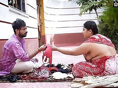 Desi Bra and G-string Salesman Bade Bade Dudhwali Gao ki Chhori Ko Hooter-sling ke badale Chod Diya Maje Lekar ( Hindi Audio )