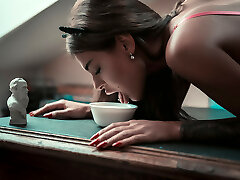 संकटोर 056-दूध के साथ स्नान में टैटू किशोर