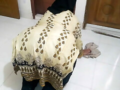 arabie saoudite servante chaude avec gros cul et gros seins se fait baiser par un client de l'hôtel pendant le nettoyage de la chambre d'hôtel-analcum