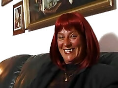 दादी उसकी जांघों को खोलता है और उसे गोल-मटोल योनी से पता चलता है