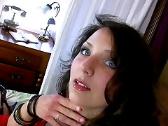 बड़े फांसी स्तन और बालों बिल्ली के साथ एमआईएलए अजनबी और हार्ड मुर्गा सवारी