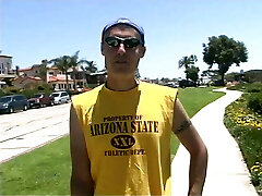 स्टड एक बिकनी में एक महिला से मिलता है और बकवास करने के लिए उसके घर ले जाता है