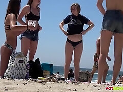 удивительные подростки, стринги, большие задницы подглядывали на пляже, скрытая камера