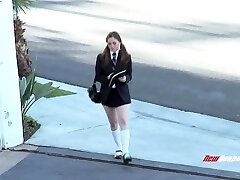 दूधिया सफेद लड़की एक सुंदर वर्दी में एक बड़ा मुर्गा लेता है दूधिया सफेद लड़की एक सुंदर वर्दी में एक बड़ा मुर्गा लेता है