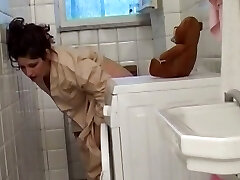 زن خانه دار سکسی در حمام به عنوان او شگفت زده است و دعوت به رابطه جنسی وحشی با دیک بزرگ به چوب