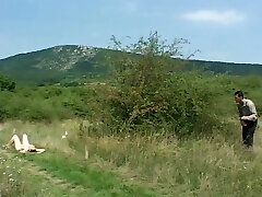 La grasa de pollo es follada duro por un tio cachonda somwhere en el campo