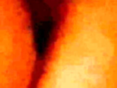 वह बाथरूम में गड़बड़ हो जाता है जब तक उसके चचेरे भाई के साथ खेल