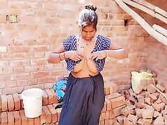 горячая и сексуальная индийская тетушка, меняющая свою одежду сади и блузку, дрочит свою кремовую киску после купания