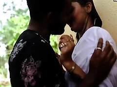 प्यारा नव विवाहित लड़की शॉवर आउटडोर लेता है और पति दोस्त उसे का लाभ लेता है