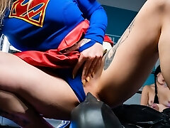 supergirl dominuje batman w orgie