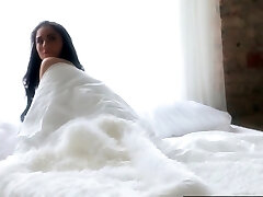 बिग गधा सुनहरे बालों वाली किशोर अधोवस्त्र में प्रस्तुत