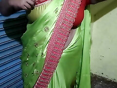 моя индийская мачеха снимает платье и надевает сари на меня спереди, я смотрю и записываю видео