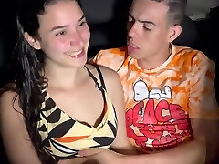 adolescentes brasileños cachondos disfrutan de un sexo salvaje ilimitado en el asiento trasero de taxy