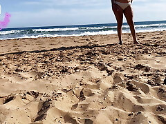 ragazza spagnola succhia su una spiaggia pubblica