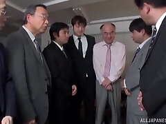 zorra asiática tetona es follada en grupo por hombres de negocios cachondos