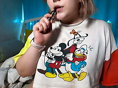 धूम्रपान करते हुए रसदार खूबसूरत विशालकाय महिला धूम्रपान करते हुए रसदार खूबसूरत विशालकाय महिला