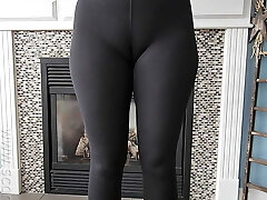 barare milf moglie in leggings succhia il suo vicino sposato & #039;s grosso cazzo di grasso