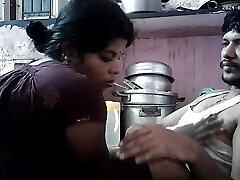 भारतीय हाउस पत्नी गले और चुंबन भारतीय हाउस पत्नी गले और चुंबन