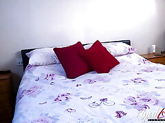 गोल-मटोल रंग का बाल लड़की उसे बिल्ली में घुसा दिया गोल-मटोल रंग का बाल लड़की उसे बिल्ली में घुसा दिया