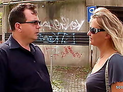 रेइफ ड्यूश हौसफ्राऊ गेहट मिट अल्तम फ्रायंड फ्रेमड