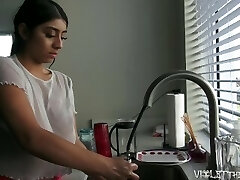 बैंगनी मायर्स सेक्सी Dishwashing दृश्यरतिक समय
