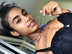 माँ रिका खींचती है उसे बिल्ली बग़ल में उसके काले बॉक्सर शॉर्ट्स