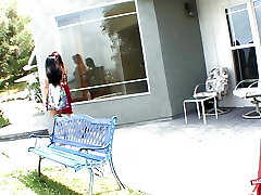 रेड इंडियन लड़की कैसे बाहर बनाने के लिए उसे शिक्षण द्वारा उसके आत्मविश्वास के मुद्दों पर पाने में मदद करता है