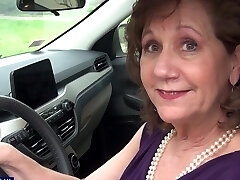 श्यामला डेमी पहने हुए काले नीचे पहनने के कपड़ा आनंददायक उसे मुंडा योनी