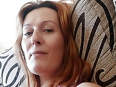 सेक्सी महिला ने अपनी स्कर्ट उठा ली और पैंटी नहीं है ।  बालों वाले प्यूबिस। बड़ी लेबिया। एक बिल्ली के साथ खेल. गर्म, एक स्नान लेता है