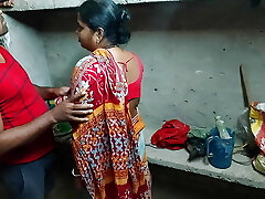 Seeing the maid alone, the master unclothed her and fucked her. Indian Desi style sax