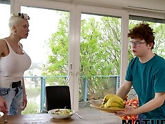 भारी स्तन के साथ गोरा एमआईएलए गड़बड़ हो रही है-तान्या विरागो