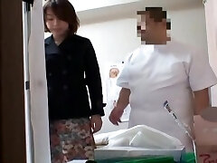 आदमी की मालिश गोल-मटोल लड़की