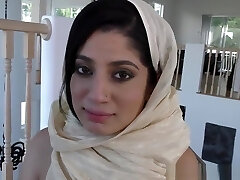 एक अरब माँ उसके पड़ोसी टीवी द्वारा हो जाता है (तस्वीर : ) एक अरब माँ उसके पड़ोसी टीवी द्वारा हो जाता है (तस्वीर : )