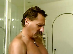 एक शानदार जर्मन महिला नाराज हो जाता है और दो हार्ड लंड द्वारा गड़बड़