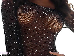 एशियाई बेब बेटी सिंटा खाली समुद्र तट पर उसे बिल्ली के साथ खेल एशियाई बेब बेटी सिंटा खाली समुद्र तट पर उसे बिल्ली के साथ खेल