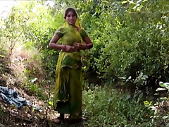 देसी बहू ने बाहर के जंगल में अपने कपड़े उठाए और अपनी चूत में उंगली डाली और दिखाया कि उसका देवर अपने बहनोई को मेरी मोटी गांड दिखाकर सेक्स के लिए तरस रहा है । देसी बहू ने बाहर के जंगल में अपने कपड़े उठाए और अपनी चूत में उंगली डाली और दिखाया कि उसका देवर अपने बहनोई को मेरी मोटी गांड दिखाकर सेक्स के लिए तरस रहा है ।