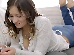 18 वर्षीय वेरा एक मुर्गा सवारी और एक गहरी संभोग सुख