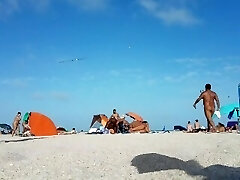 न्यडिस्ट समुद्र तट चतुर्थ पर एक शानदार दिन