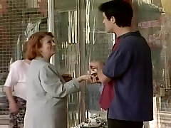 लाल बालों वाली दादी गड़बड़ बड़े स्तन के साथ